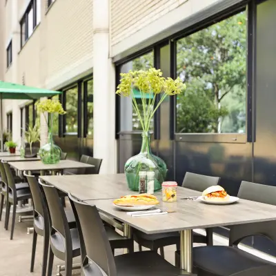 Buitenruimte van het kantoorpand aan Winthontlaan 200, Utrecht Zuid, met tafels en stoelen voor een informele lunch of vergadering. Perfect voor kantoorruimte huren en ontspannen werken.