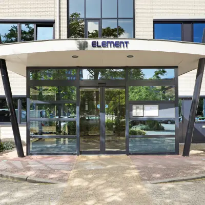 Entree van het kantoorpand aan de Winthontlaan 200 in Utrecht Zuid, geschikt voor wie kantoorruimte wil huren. De moderne glazen ingang biedt een uitnodigende toegang tot de beschikbare kantoren.