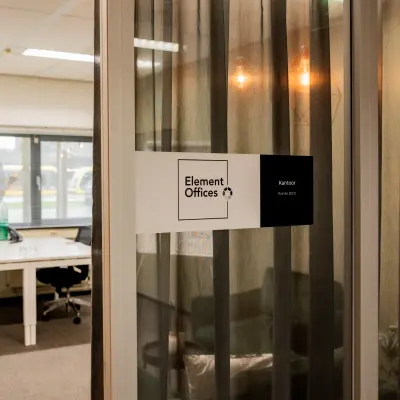 Moderne kantoorruimte te huur op Winthontlaan 200 in Utrecht Zuid, met glazen wanden, natuurlijke verlichting en gemeubileerde werkplekken.