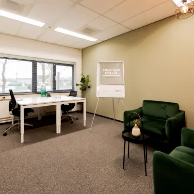 Lichte kantoorruimte huren aan de Winthontlaan 200 in Utrecht Zuid, met twee bureaus, groene stoelen en veel daglicht.