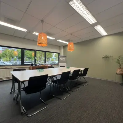 Vergaderruimte op Winthontlaan 200, Utrecht Zuid, met ruime tafel en stoelen, ideaal voor kantoorruimte huren. Grote ramen bieden natuurlijk licht in dit kantoorpand.