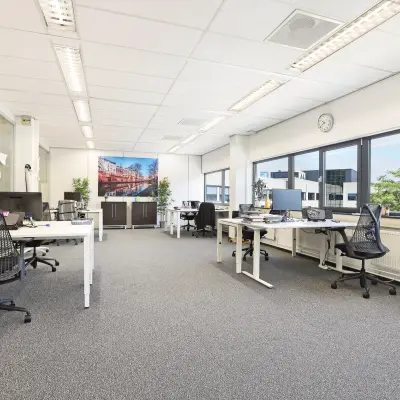 Lichte kantoorruimte te huur op Winthontlaan 200, Utrecht Zuid, ingericht met bureaus, stoelen en planten, ideaal voor zakelijke activiteiten.