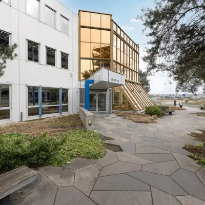 Buitenzijde van een modern kantoorpand op De Run 1141-1157 in Veldhoven, omringd door groen, ideaal voor kantoorruimte huren.