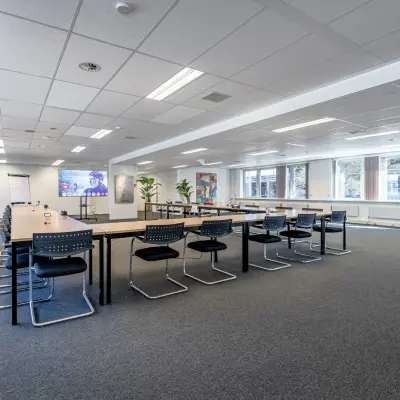 Ruime kantoorruimte te huur in Veldhoven met modulaire werkplekken en moderne inrichting, perfect voor teamvergaderingen of individueel werken.