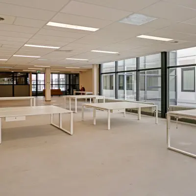 Kantoorruimte te huur op De Run 4312 in Veldhoven, met ruime, lichte werkplekken en grote ramen voor natuurlijk licht. Ideaal voor bedrijven die een moderne werkomgeving zoeken.