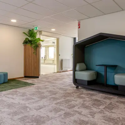 Modern ingerichte kantoorruimte op De Run 4312 in Veldhoven met een stijlvolle zitpod voor informele vergaderingen. Gelegen in een kantoorpand, ideaal voor professionals die flexibel kantoor willen huren.