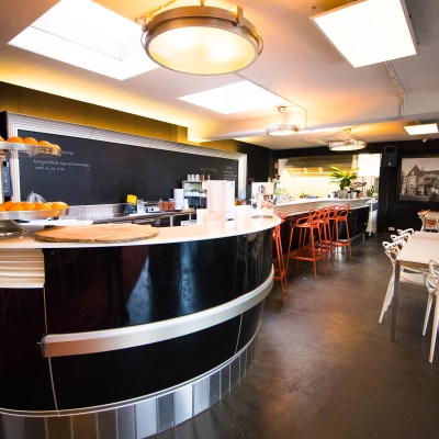Een moderne gemeubileerde kantoorruimte in Venlo met bar en zitplaatsen, ideaal voor informele vergaderingen en samenwerkingen.