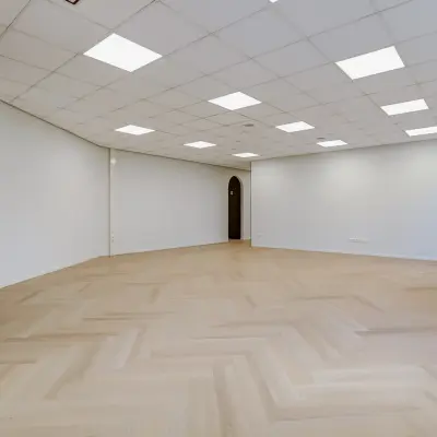 Kantoorruimte huren op Keizersveld 47 in Venray: lichte open ruimte met visgraat parketvloer en verlaagd plafond, perfect voor een modern kantoorpand.