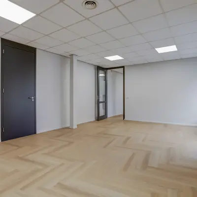 Leeg kantoorpand te huur op Keizersveld 47 in Venray met houten vloer en glazen deur.