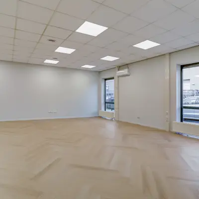 Ruim kantoorpand te huur op Keizersveld 47 in Venray, met strak afgewerkte vloeren en grote ramen voor natuurlijk licht. Geschikt voor diverse kantoorruimtes.