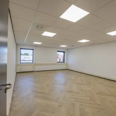 Lichte en ruime kantoorruimte met houten vloer en systeemplafond op Keizersveld 47 in Venray, ideaal voor wie een kantoorpand wil huren.