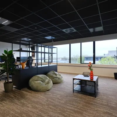 Moderne, gemeubileerde kantoorruimte in Vianen met open werkplekken en uitzicht over Havenweg. Ideaal voor bedrijven die kantoorruimte willen huren in een professioneel kantoorpand.
