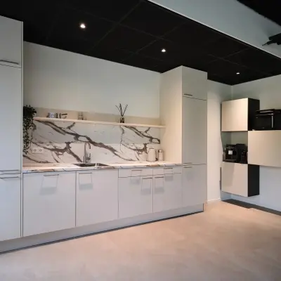 Moderne kantoorruimte met een strakke keuken op Havenweg 24 te Vianen Utr, ideaal voor bedrijven die kantoorruimte willen huren. Deze lichte en stijlvolle plek biedt alles voor een soepel werkproces.