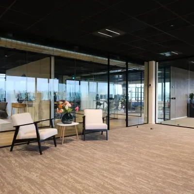 Moderne kantoorruimte bij Havenweg 24, Vianen Utr. met glazen scheidingswanden en comfortabele stoelen. Ideaal voor bedrijven die kantoorruimte willen huren in een stijlvol kantoorpand.