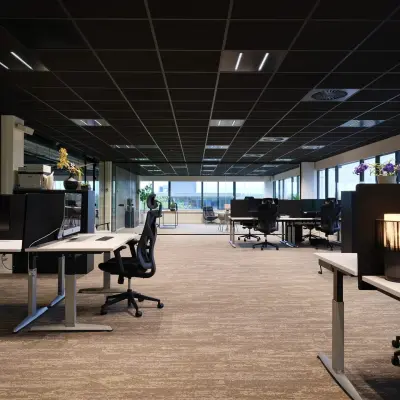 Moderne kantoorruimte huren aan de Havenweg 24 in Vianen Utr.; een open, lichte ruimte met werkplekken en uitzicht naar buiten.