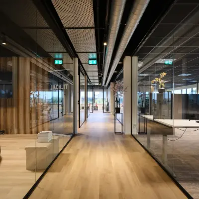 Moderne kantoorruimte met glazen wanden en houten vloeren aan de Havenweg 24 in Vianen Utr, ideaal om te huren voor een professionele werkomgeving.