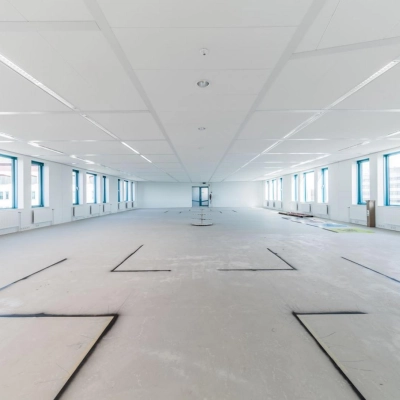 Grote lege kantoorruimte in Voorburg met veel ramen voor natuurlijk licht, te huur op Loire 104 - 206.
