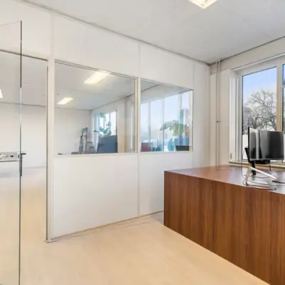 Kantoorruimte huren op Agro Business Park 22 in Wageningen met moderne werkplek en groot raam voor veel natuurlijk licht. Ideaal voor flexibel werken in een praktische omgeving.