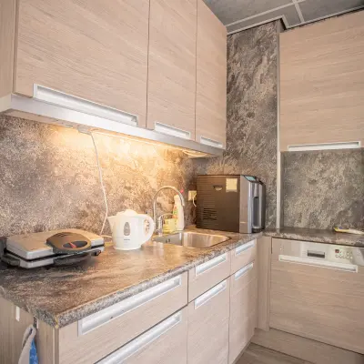 Kantoorruimte huren op Molenweer 2 in Wateringen met een compacte pantry met hout-afgewerkte kasten, inbouwapparatuur en graniet-look werkblad, ideaal voor korte pauzes. Voldoende ruimte voor het bereiden van koffie en snacks.