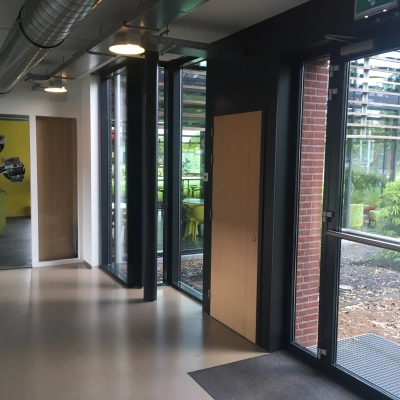 Modern kantoorpand op M.A. Reinaldaweg 2d in Woerden met grote ramen die uitzicht bieden op groene omgeving. Ideaal voor wie kantoorruimte wil huren in een lichte en toegankelijke locatie.