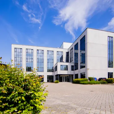 Modern kantoorpand op Pelmolenlaan 16 in Woerden, ideaal voor kantoorruimte huren. Grote ramen en een strak ontwerp markeren het gebouw, gelegen in een rustige omgeving. Parkeergelegenheid aanwezig.