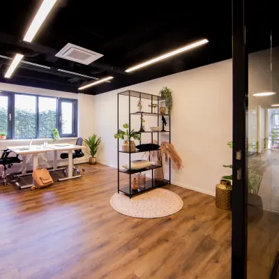 Moderne kantoorruimte te huur op Pelmolenlaan 16 in Woerden, met houten vloer, ruime werkplek en natuurlijke lichtinval. Het kantoorpand is stijlvol gemeubileerd met een open indeling voor een inspirerende werksfeer.