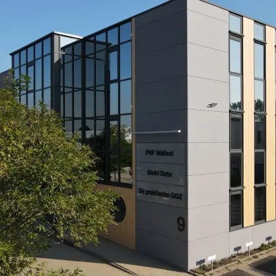 Modern kantoorpand op Pompmolenlaan 9 in Woerden met een strak gevelontwerp en grote ramen. Ideaal voor bedrijven die kantoorruimte willen huren.