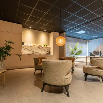 Moderne kantoorruimte huren op Vijzelmolenlaan 9 in Woerden, met comfortabele zithoek en ruime werkplek. Ideaal om te werken of te vergaderen, voorzien van stijlvolle verlichting en groen decor.