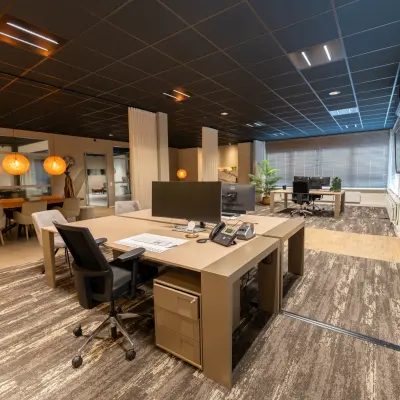 Moderne kantoorruimte op Vijzelmolenlaan 9 in Woerden met stijlvolle bureaus en comfortabele stoelen, ideaal voor wie kantoorruimte wil huren. De ruimte is ingericht en klaar voor gebruik.