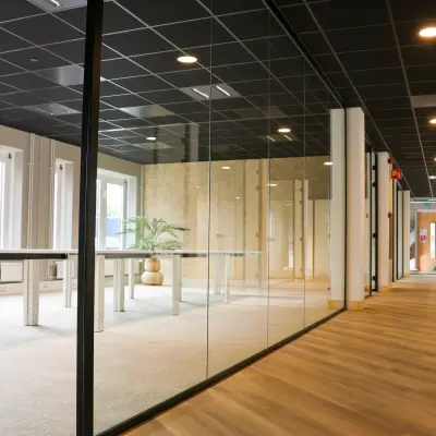 Kantoorruimte huren aan Vijzelmolenlaan 9 in Woerden met glazen wanden en een modern interieur, ideaal voor werkplekken.