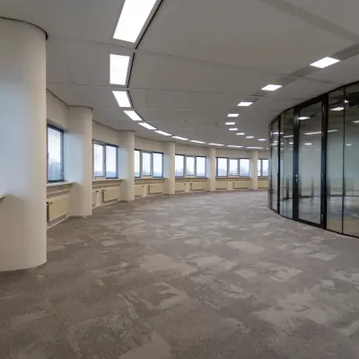 Moderne kantoorruimte op Boerhaavelaan 40, Zoetermeer met brede ramen en glazen wanden, ideaal voor kantoorinrichting. Kantoorruimte huren zonder meubilair.