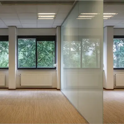 Lichte kantoorruimte te huur in Zoetermeer met grote ramen en glazen wand, ideaal voor kantoren. Het kantoorpand biedt een open en rustige werkomgeving met uitzicht op groen.