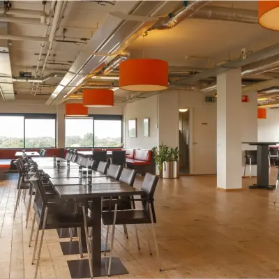 Ruime en lichte kantoorruimte in Zoetermeer met moderne inrichting en grote ramen, geschikt voor werk of vergaderingen. Ideaal voor kantoorruimte huren in een inspirerende omgeving.