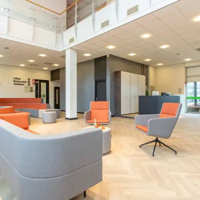 Ruime en lichte kantoorruimte huren in Zoetermeer met zitgelegenheid en moderne inrichting aan Louis Braillelaan 80.