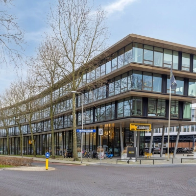 Modern kantoorpand aan de Assendorperdijk 1 in Zwolle, ideaal voor kantoorruimte huren met grote ramen en een opvallend ontwerp.
