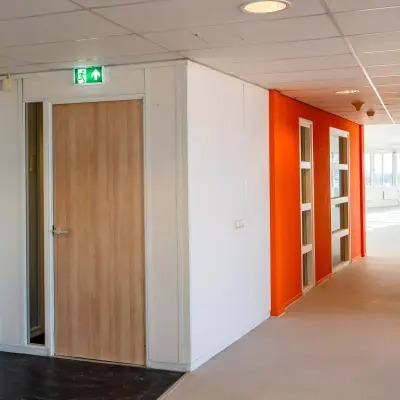 Kantoorpand op Dokter van Deenweg 1 in Zwolle met kleurrijke gang en diverse deuren, klaar voor kantoorruimte huren.