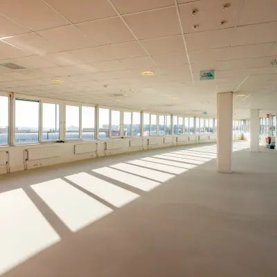 Ruime kantooretage met grote ramen en veel natuurlijk licht op Dokter van Deenweg 1 in Zwolle. Ideaal voor het huren van een kantoorpand met flexibele indelingsmogelijkheden.