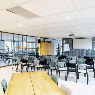 Ruime kantoorruimte op Hanzeplein 11-27 in Zwolle, voorzien van vergaderopstelling en moderne voorzieningen, ideaal voor kantoorruimte huren.