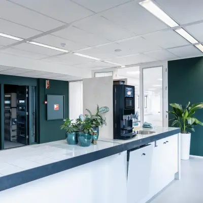 Kantoorruimte huren op Hanzeplein 11-27 in Zwolle met een moderne pantry, voorzien van een koffiezetapparaat en planten. Perfect als kantoorpand met open werkruimtes. Deze kantoren zijn te huur.
