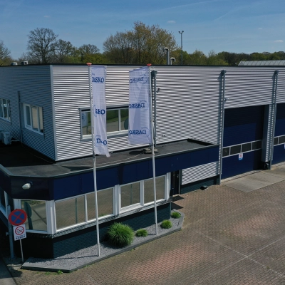 Kantoorpand op Pascalweg 6 in Zwolle met strakke gevel en meerdere ingangsdelen. Ideale locatie voor kantoorruimte huren.