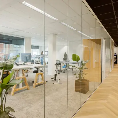 Moderne kantoorruimte huren met glazen wanden, bureaus en planten, gelegen op Zuiderzeelaan 15-25 in Zwolle.