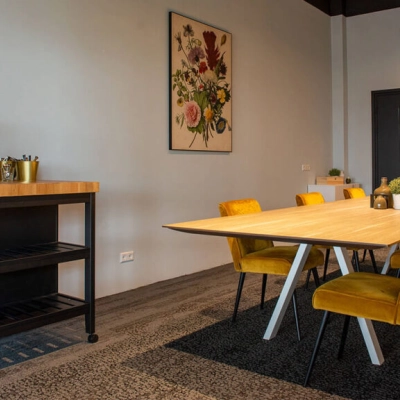 Modern ingerichte werkruimte in het kantoorpand op Zwartewaterallee 48, Zwolle met houten tafel en gele stoelen. Perfect voor kantoorruimte huren.