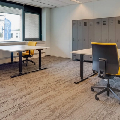 Kantoorruimte huren aan Zwartewaterallee 48 in Zwolle met moderne bureaus, comfortabele stoelen en grote ramen voor natuurlijk licht.