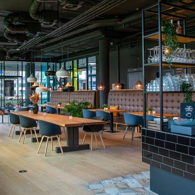 Gemeubileerd kantoorpand op Zwartewaterallee 48 in Zwolle met moderne inrichting en uitnodigende werkplekken voor huur.