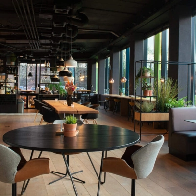 Moderne kantoorruimte met houten vloeren, grote ramen en stijlvolle meubels op Zwartewaterallee 48, perfect om te huren voor een inspirerende werkomgeving.