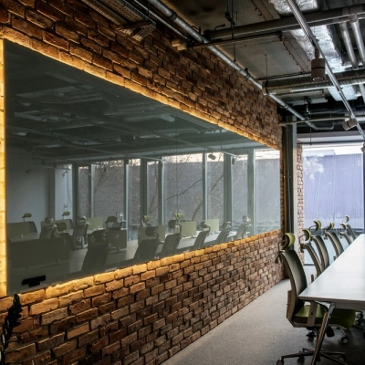 Stylowe biura na wynajem przy Jana Dekerta 24, Kraków Podgórze z industrialnym designem i dużą ilością naturalnego światła.