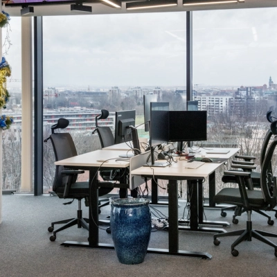 Nowoczesne, umeblowane biura do wynajęcia w Krakowie Podgórzu, na Wadowickiej 7. Przestrzeń oferuje ergonomiczne stanowiska pracy z panoramicznym widokiem na miasto.