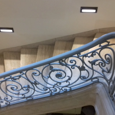Eleganckie kręte schody z ozdobną balustradą w biurze na wynajem przy Wierzbowa 30, Wrocław Stare Miasto.