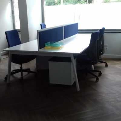 Przestrzeń biurowa na wynajem przy Wierzbowa 30, Wrocław Stare Miasto, z nowoczesnymi biurkami i ergonomicznymi krzesłami.